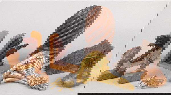 GROUP OF CARVED WOOD DECORATIVE OBJECTS.: GROUP OF CARVED WOOD DECORATIVE OBJECTS. Comprisd of two brackets, one pair of bookends, and various pieces