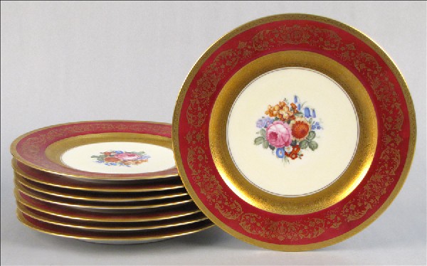 SET OF EIGHT THOMAS BAVARIAN GILT PORCELAIN DIN: SET OF EIGHT THOMAS BAVARIAN GILT PORCELAIN DINNER PLATES. With transfer decorated floral centers Diameter: 10.75"