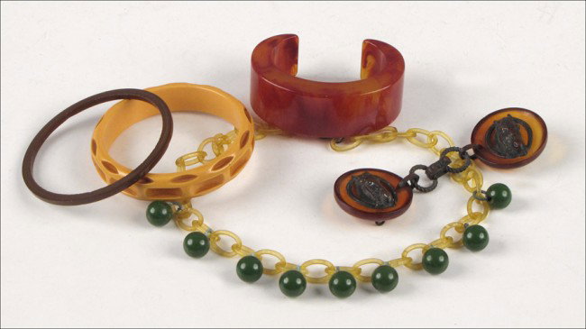 GROUP OF BAKELITE JEWELRY.: GROUP OF BAKELITE JEWELRY. Including three bracelets, one necklace, and one pair of sweater clips