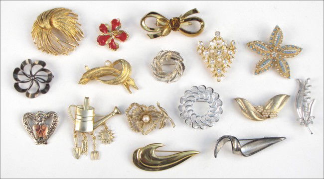 GROUP OF SIGNED AND UNSIGNED BROOCHES.: GROUP OF SIGNED AND UNSIGNED BROOCHES. With pieces by Sarah Coventry, Monet, Krementz (with box), Trifari, Coro, and Napier