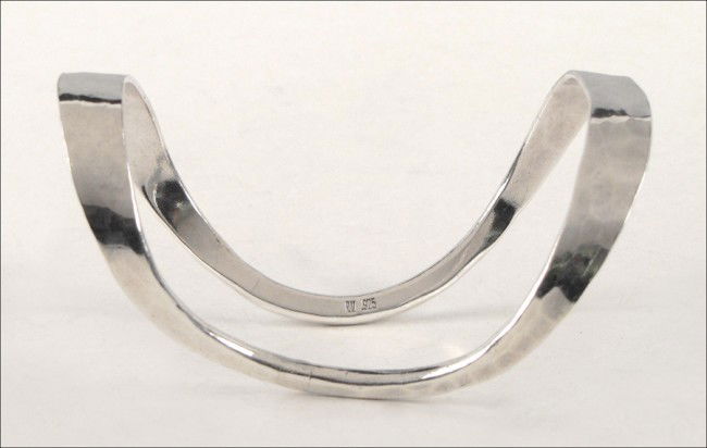 ROBERT LEE MORRIS HAMMERED STERLING SILVER BRAC: ROBERT LEE MORRIS HAMMERED STERLING SILVER BRACELET. Length: 4"