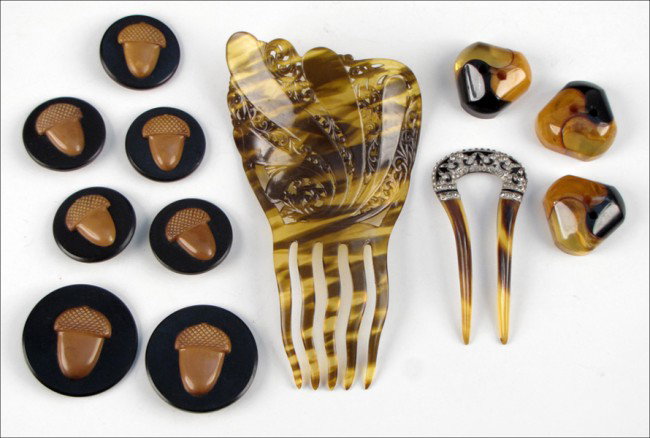 SET OF THREE BAKELITE BUTTONS.: SET OF THREE BAKELITE BUTTONS. Together with a set of seven acorn form buttons, and two faux tortoise shell hair combs
