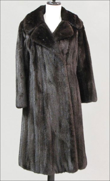 GALANOS RANCH MINK 7/8 LENGTH COAT.: GALANOS RANCH MINK 7/8 LENGTH COAT. Size medium