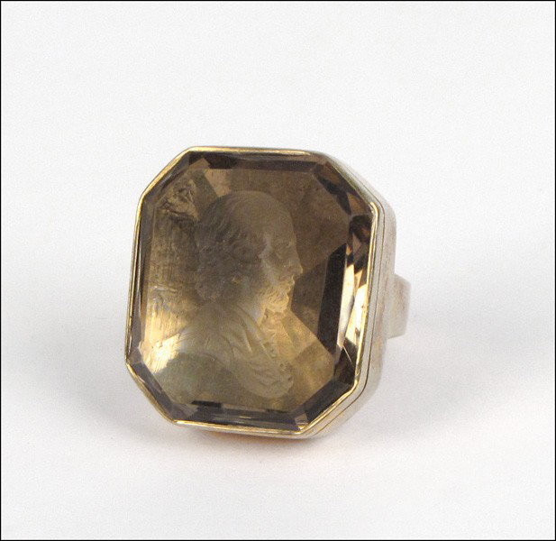 9 CARAT YELLOW GOLD AND INTAGLIO RING.: 9 CARAT YELLOW GOLD AND INTAGLIO RING. Depicting Shakespeare