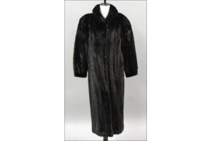 BLACK RANCH MINK FULL LENGTH COAT. : BLACK RANCH MINK FULL LENGTH COAT. Approximately a size 10