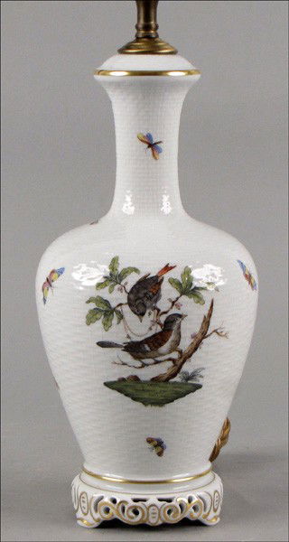 HEREND PORCELAIN TABLE LAMP.: HEREND PORCELAIN TABLE LAMP. Porcelain height: 13"