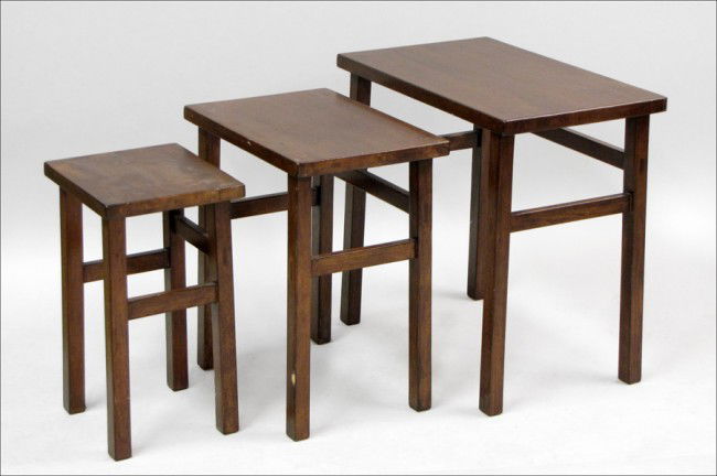 SET OF THREE MISSION STYLE OAK NESTING TABLES.: SET OF THREE MISSION STYLE OAK NESTING TABLES. Largest: 25" x 26" x 16"