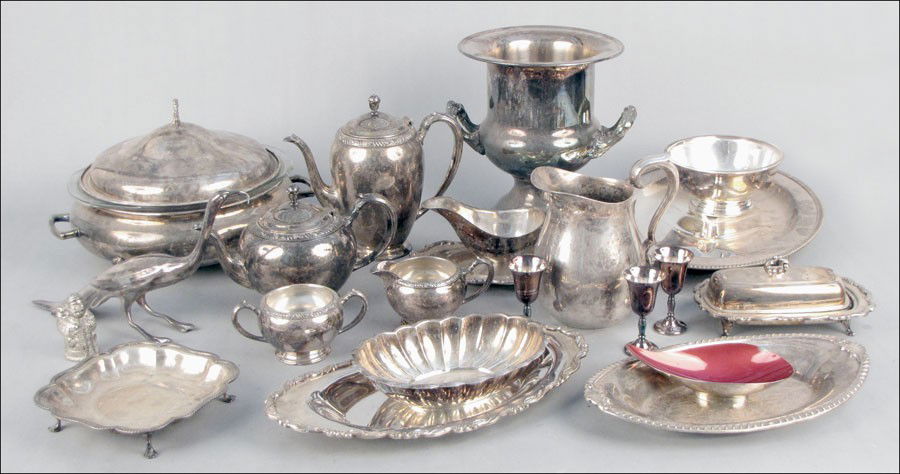 SILVERPLATE TEA AND COFFEE SERVICE.: SILVERPLATE TEA AND COFFEE SERVICE. Together with various silverplate serving pieces and table articles