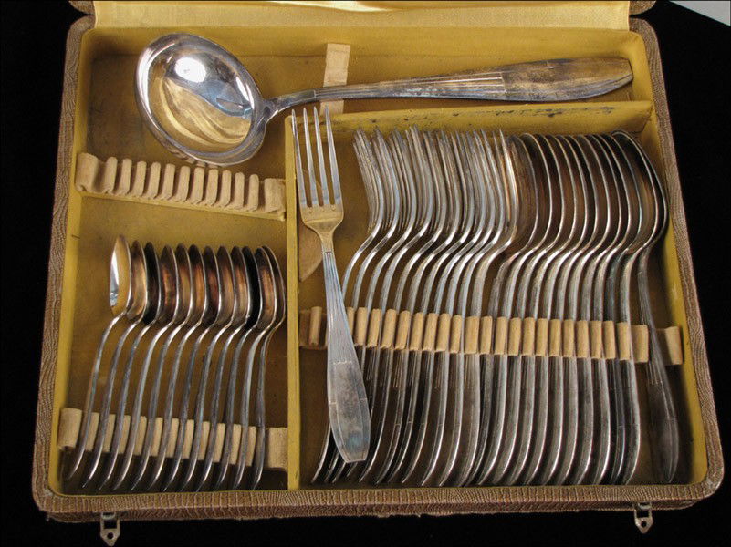 APOLLO FRENCH SILVERPLATE FLATWARE SERVICE.: APOLLO FRENCH SILVERPLATE FLATWARE SERVICE. Comprised of twelve dinner forks, twelve teaspoons, twelve tablespoons, and one ladle
