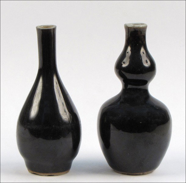TWO CHIEN LUNG PORCELAIN VASES.: TWO CHIEN LUNG PORCELAIN VASES. Height: 3.5"