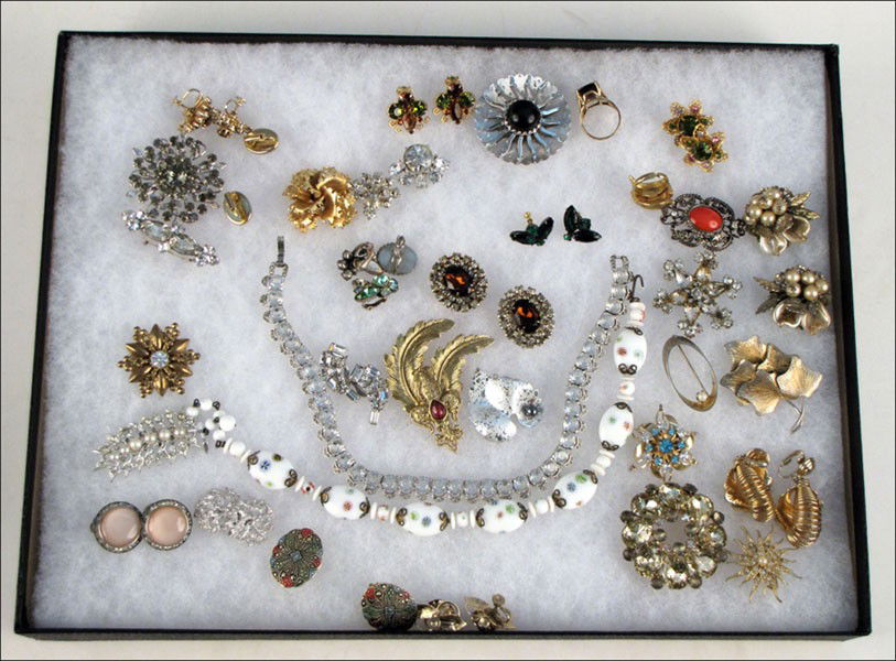 GROUP OF RHINESTONE AND GOLD TONE JEWELRY.: GROUP OF RHINESTONE AND GOLD TONE JEWELRY. Comprised of necklaces, earclips, brooches, and rings by Lisner, Coro, Sarah Coventry, Triafri, Emmons, and others