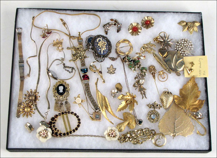 GROUP OF GOLD TONE JEWELRY.: GROUP OF GOLD TONE JEWELRY. Comprised of brooches, earclips, necklaces, and bracelets by Trifari, Panetta, Giovanni, Napier, Monet, and others