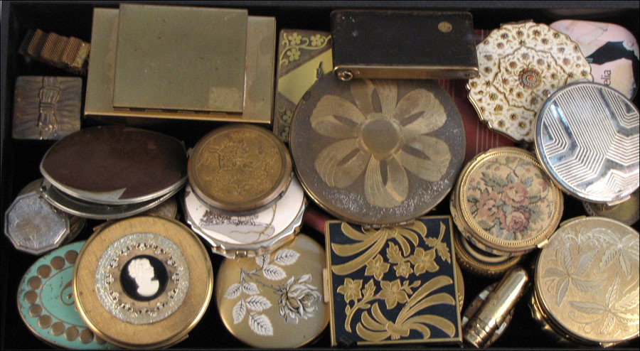 GROUP OF COMPACTS.: GROUP OF COMPACTS. By Elgin American, Volupte, Stratton, Doucette, Volupte, Giney, and others