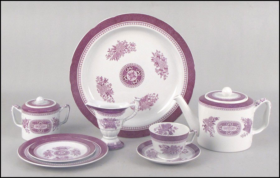 COPELAND SPODE PORCELAIN DINNER SERVICE IN THE: COPELAND SPODE PORCELAIN DINNER SERVICE IN THE SPODES FITZHUGH PATTERN.