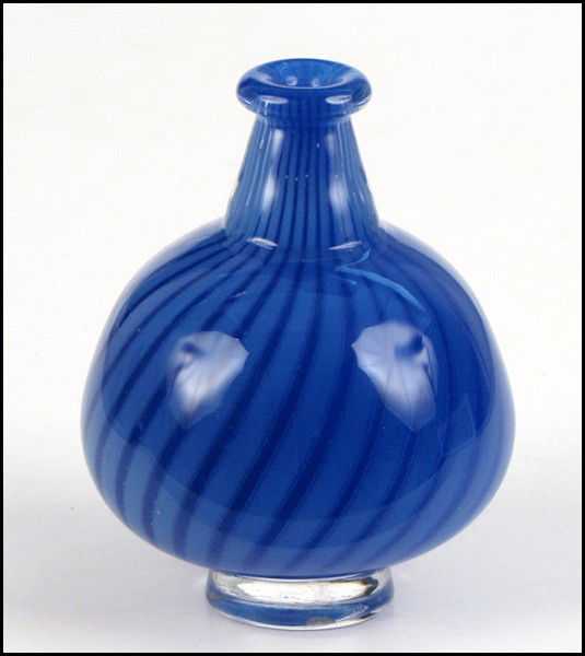 JAN JOHANSSON FOR ORREFORS ARIEL VASE.: JAN JOHANSSON FOR ORREFORS ARIEL VASE. 5.25" x 4"