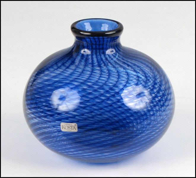 SIGURD PERSSON FOR KOSTA BODA GLASS VASE.: SIGURD PERSSON FOR KOSTA BODA GLASS VASE. Signed underneath :Kosta Sigp R. 66" 5.5" x 6.5"