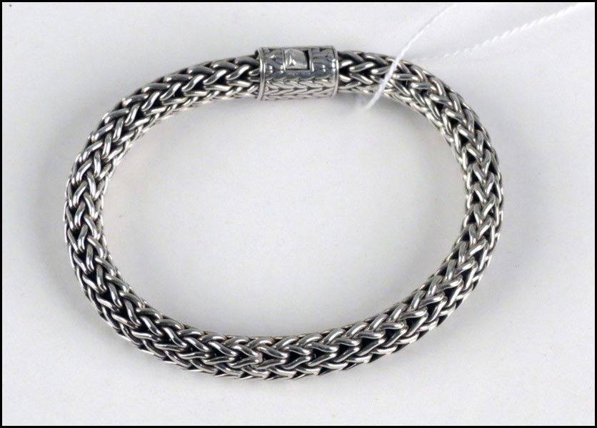 JOHN HARDY STERLING SILVER BRACELET.: JOHN HARDY STERLING SILVER BRACELET. From the Classic Chain Collection. With John Hardy pouch Length: 8.5"