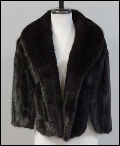 BLACK RANCH MINK CAPE.: BLACK RANCH MINK CAPE.
