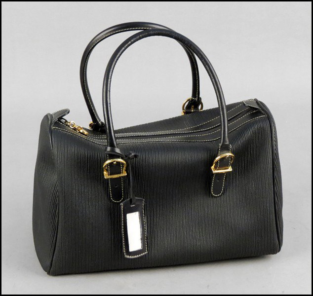 SALVATORE FERRAGAMO BLACK LEATHER HANDBAG.