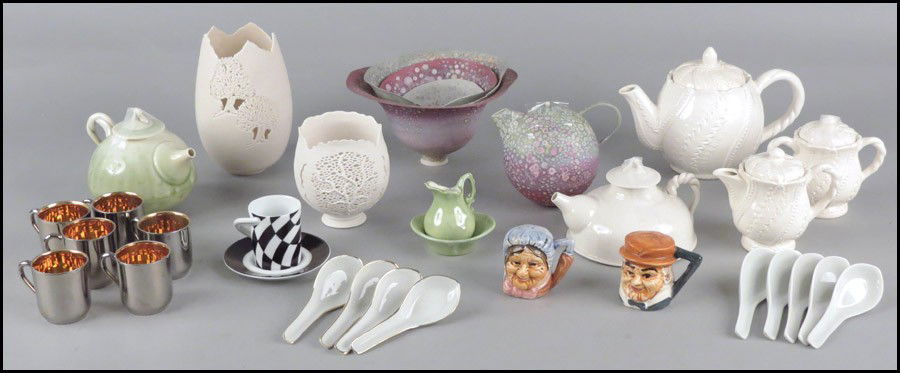 GROUP OF CERAMICS AND PORCELAIN.: GROUP OF CERAMICS AND PORCELAIN. Comprising teapots, teacups, and decorative objects