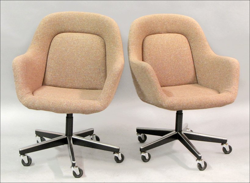SET OF SIX KNOLL SWIVEL CHAIRS.: SET OF SIX KNOLL SWIVEL CHAIRS. All with Knoll labels underneath seat