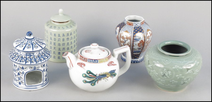 GROUP OF FIVE ASSORTED JAPANESE AND CHINESE PO: GROUP OF FIVE ASSORTED JAPANESE AND CHINESE PORCELAIN TABLE ARTICLES.
