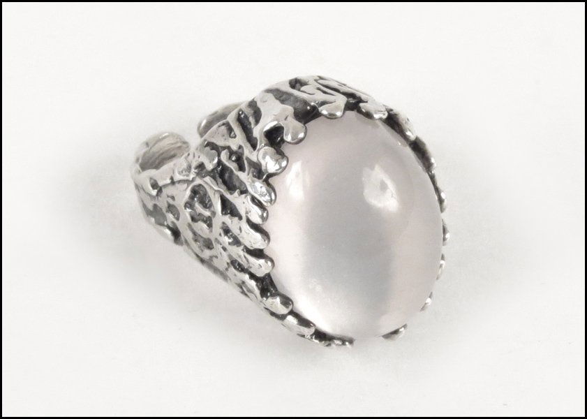 MOONSTONE AND SILVER RING.: MOONSTONE AND SILVER RING.