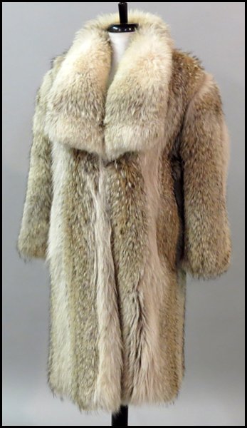 OSCAR DE LA RENTA COYOTE FUR 3/4 LENGTH COAT.: OSCAR DE LA RENTA COYOTE FUR 3/4 LENGTH COAT. Approximately a size 8--10
