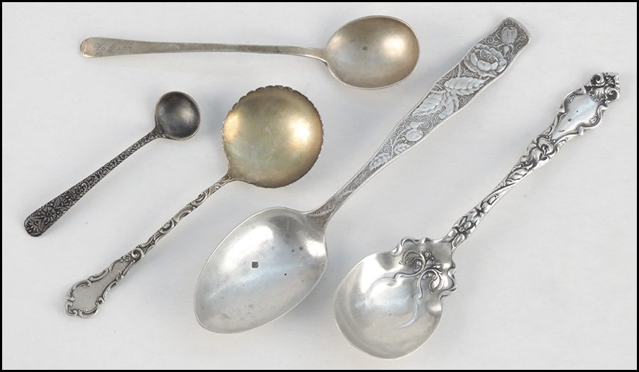 COLLECTION OF STERLING SILVER UTENSILS.: COLLECTION OF STERLING SILVER UTENSILS. Comprised of one salt spoon, one jelly roll, one serving spoon, and two condiment servers 3.55 ozt
