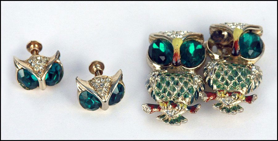 CORO DUETTE OWL DEMI-PARURE.: CORO DUETTE OWL DEMI-PARURE. Comprised of a duette clip set, which detaches from the brooch backing. Together with a pair of matching screwback earrings