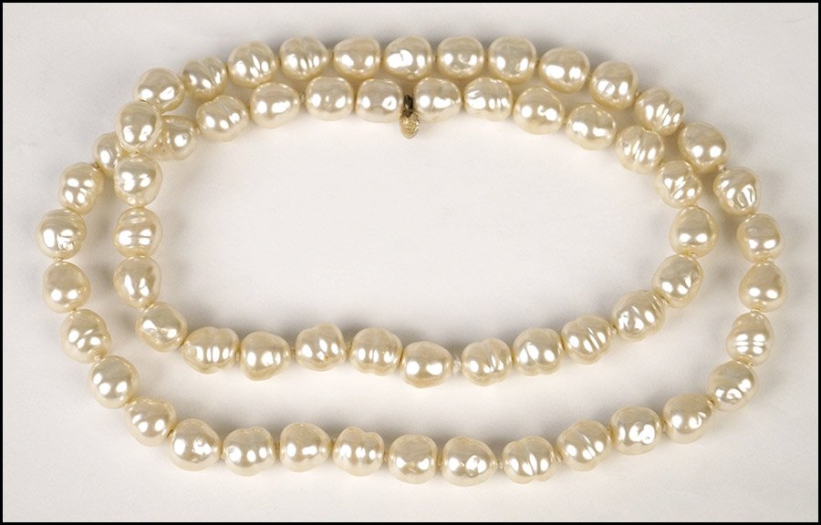CHANEL BAROQUE PEARL SINGLE STRAND NECKLACE.
