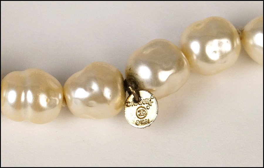 CHANEL BAROQUE PEARL SINGLE STRAND NECKLACE. - 3