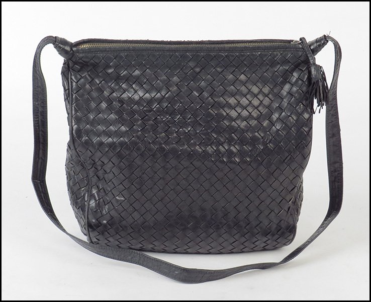 BOTTEGA VENETA BLACK LEATHER WOVEN BUCKET SHOULDER BAG.