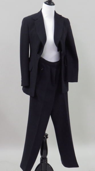 DONNA KARAN NEW YORK BLACK WOOL PANT SUIT.: DONNA KARAN NEW YORK BLACK WOOL PANT SUIT. 100% wool. US women's size 2