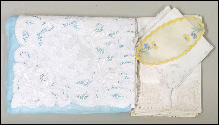 COLLECTION LACE AND EMBROIDERED TABLE LINENS.: COLLECTION LACE AND EMBROIDERED TABLE LINENS.
