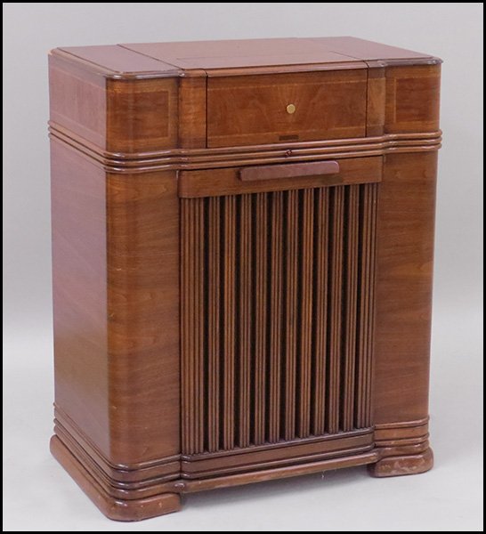 PHILCO PHONOGRAPH / RADIO.: PHILCO PHONOGRAPH / RADIO. H: 38" W: 31" D: 18"