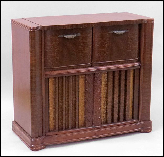 ZENITH FLOOR RADIO / PHONOGRAPH.: ZENITH FLOOR RADIO / PHONOGRAPH. H: 36" W: 40" D: 18"