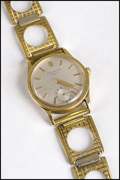 PATEK PHILIPPE 18 KARAT YELLOW GOLD MAN'S WATCH.: PATEK PHILIPPE 18 KARAT YELLOW GOLD MAN'S WATCH. 18 jewel movement is stamped "No 938425". Case cap is stamped "305067". Bracelet is a gold filled replacement
