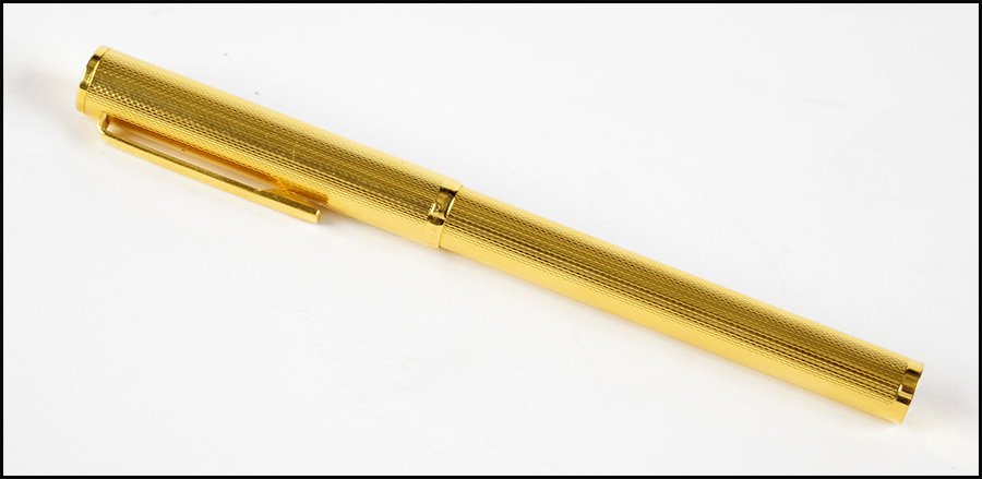 DUNHILL FOUNTAIN PEN.: DUNHILL FOUNTAIN PEN. Bearing a 14 karat yellow gold nib