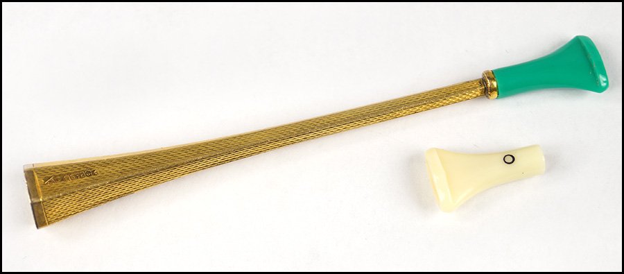 DUNHILL 9 KARAT YELLOW GOLD CIGARETTE HOLDER.: DUNHILL 9 KARAT YELLOW GOLD CIGARETTE HOLDER. With orginal box Length: 4"