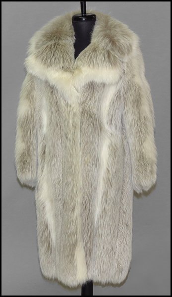 3/4 LENGTH COYOTE COAT.: 3/4 LENGTH COYOTE COAT. Approximately a size 4-6