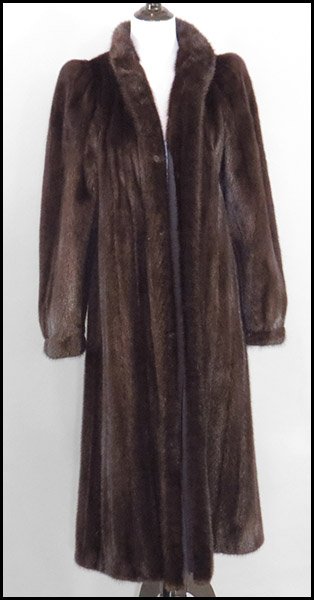 FULL LENGTH MAHOGANY MINK COAT.: FULL LENGTH MAHOGANY MINK COAT. Approximately size 10-12