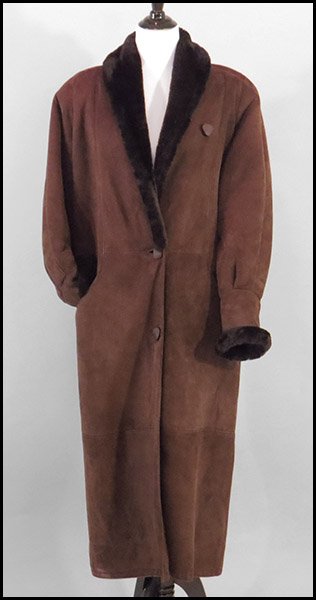 FULL LENGTH CHOCOLATE BROWN SHEARLING LADY'S COAT.: FULL LENGTH CHOCOLATE BROWN SHEARLING LADY'S COAT. Shawl collar with three buttons Labeled size small