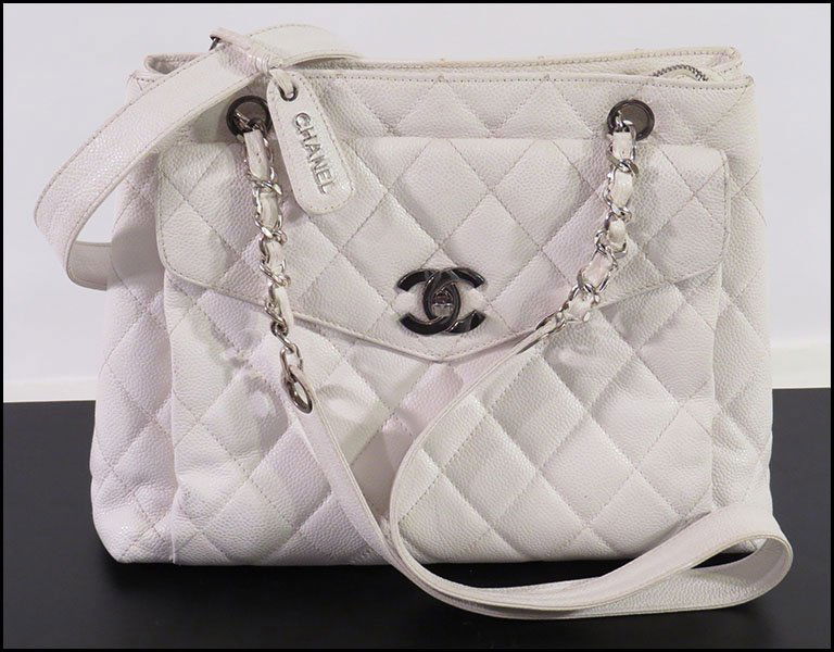 CHANEL WHITE CAVIAR DIAMOND QUILTED SHOULDER BAG.