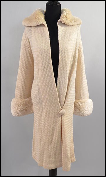 LATE 1920'S ERA KNIT WOOL KNEE-LENGTH SWEATER.: LATE 1920'S ERA KNIT WOOL KNEE-LENGTH SWEATER. Size: Medium