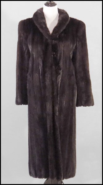 THOMAS E. MCELROY BLACK MINK COAT.: THOMAS E. MCELROY BLACK MINK COAT. Lined Size: Small / Medium