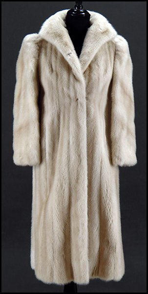 PEARL MINK FULL LENGTH COAT.: PEARL MINK FULL LENGTH COAT. Approximately a size 4 - 6