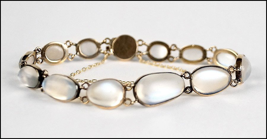 AN ENGLISH MOONSTONE AND 9 KARAT YELLOW GOLD BRACELET.: AN ENGLISH MOONSTONE AND 9 KARAT YELLOW GOLD BRACELET. Wt: 12.7 grams Length: 7.5"