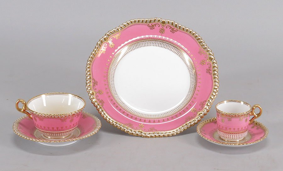 SPODE COPELAND FOR TATMAN CHICAGO GILT PORCELAIN DESSER: SPODE COPELAND FOR TATMAN CHICAGO GILT PORCELAIN DESSERT SERVICE. Comprised of twelve dessert plates, eleven coffee cups with twelve saucers, and eleven demitasse cups with twelve saucers Dessert plat