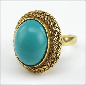 AN ITALIAN TURQUOISE AND 18 KARAT YELLOW GOLD RING.